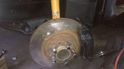 Etujarru
Cossun tolppa Scorpion navalla, x5 mynssenin levy ja mesen Brembo. HyvinhÃ¤n ne mahtuu samaan kuvaan.
