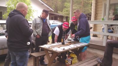Apianlahti 2015
Latelan poikiikin saapu paikalle, farmari Taunuksella! Osientunnistus kisa just menossa.
