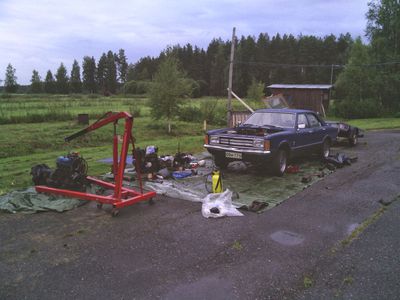 Tekniikan vaihtoa pihalla vesi sateessa
