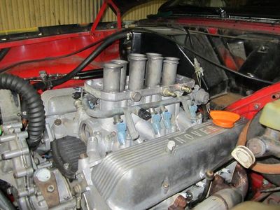 Suuttimet Fordin 24 lbs. Suuttimia ja sytkää ohjaa megaruutta. Suuttimet sen takia suurehkot kun oli tarkoitus kokeilla E85:sta etanolianturin avustuksella.
